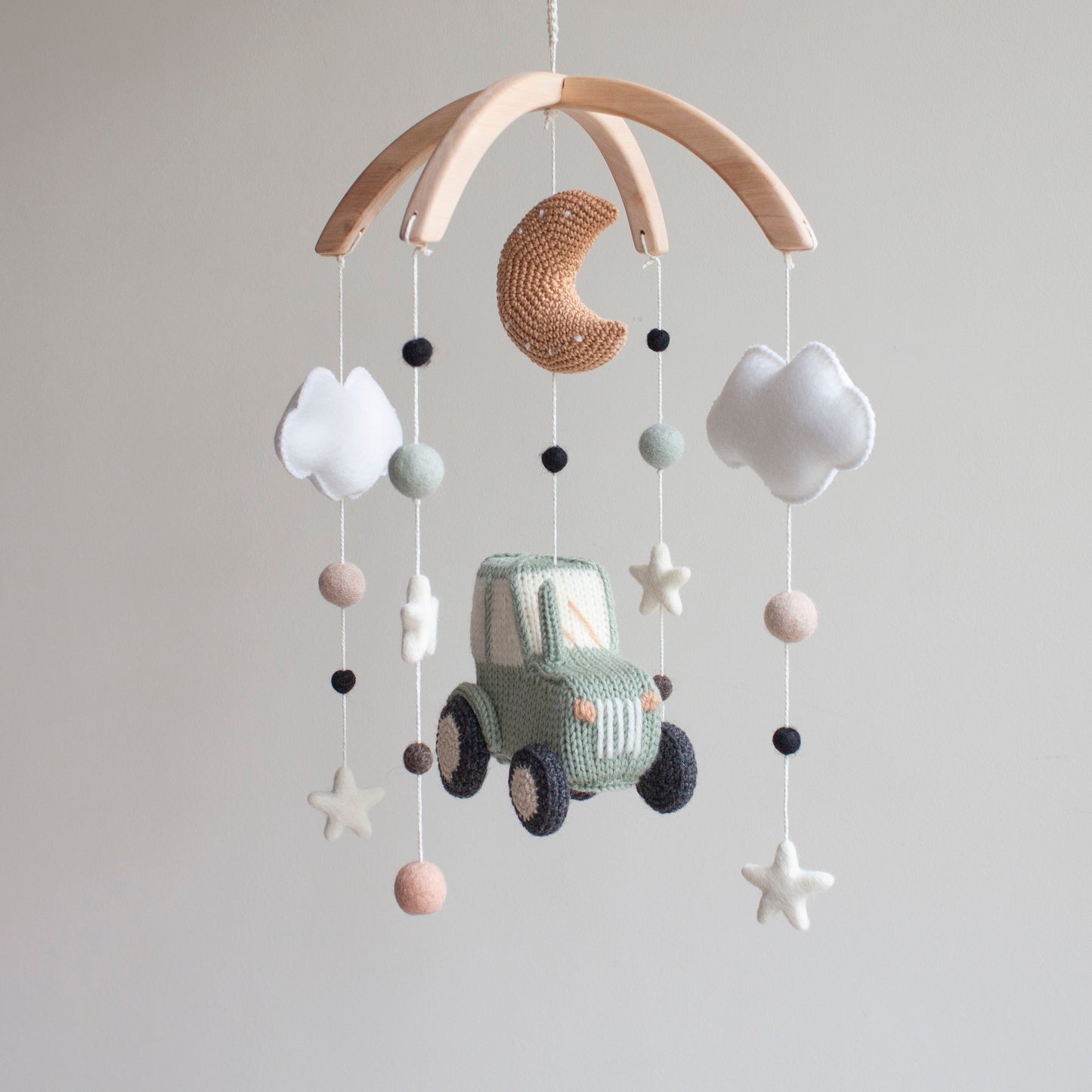 High-contrast tractor wheels and white star elements designed to support infant visual development.